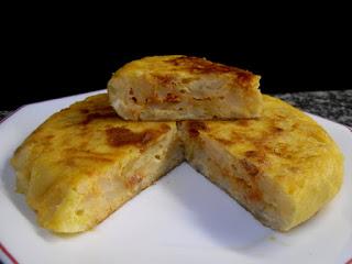 Receta de tortilla de patatas, queso y sobrasada.