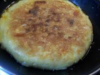 Tortilla rellena de queso y sobrasada.