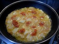 Cuajando la tortilla.