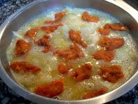 Mezclando los ingredientes para la tortilla.