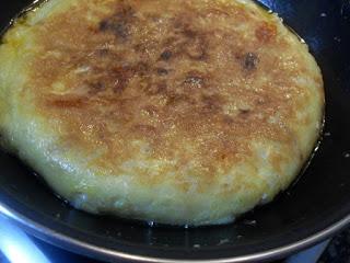 Haciendo la tortilla.