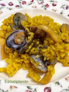ARROZ CON CALAMARES Y ALMEJAS ARROZ CON CALAMARES Y ALMEJAS