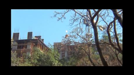 Aquí se construye (o Ya no existe el lugar donde nací) - 2000 Aquí se construye (o Ya no existe el lugar donde nací) - 2000