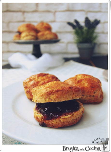 Scones con chocolate blanco y arándanos