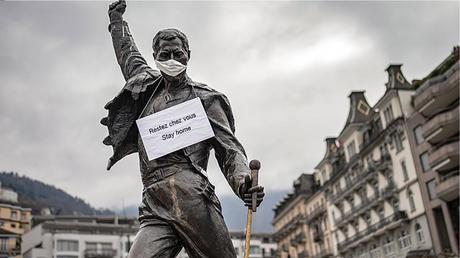 Estatua de Freddie Mercury con mascarilla en Montreux