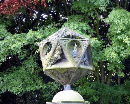 El reloj solar icosaédrico de Holyroodhouse en Edimburgo