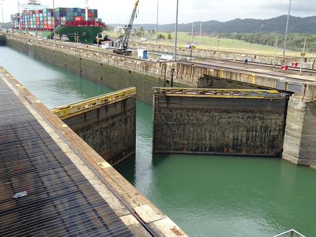 PANAMÁ : LAS ESCLUSAS DE GATUN EN EL CANAL DE PANAMÁ