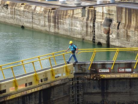 PANAMÁ : LAS ESCLUSAS DE GATUN EN EL CANAL DE PANAMÁ