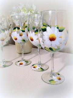 Cómo decorar a mano copas y vasos pintando bellas flores