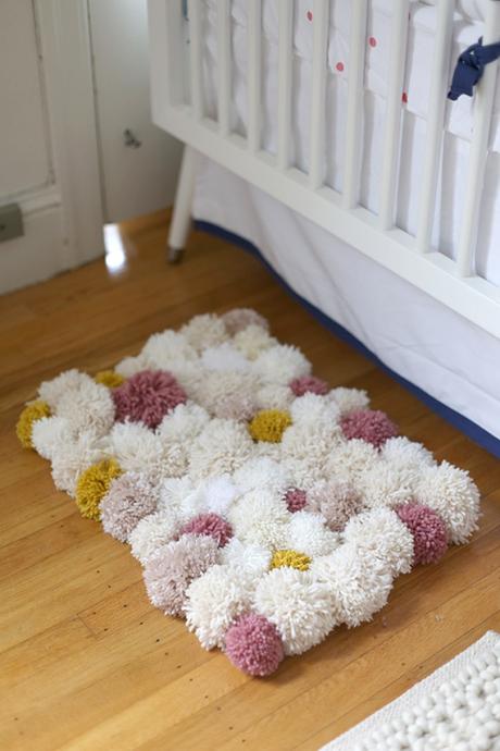 10 diy y manualidades para niños fáciles- una alfombra de pompones - El blog de Laucreativa