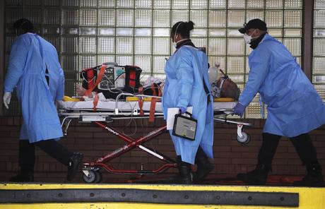 ¿Por qué la pandemia se ha vuelto tan catastrófica en el país más rico del mundo?