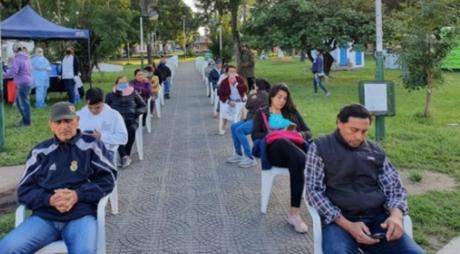Con sillas y atención médica, municipios de todo Tucumán asisten a jubilados en el cobro de haberes