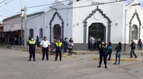 Con sillas y atención médica, municipios de todo Tucumán asisten a jubilados en el cobro de haberes