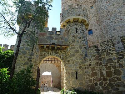 Puerta de acceso al Castillo de La Coracera