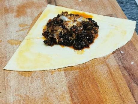 Hojaldre de morcilla, queso Provolone y nueces