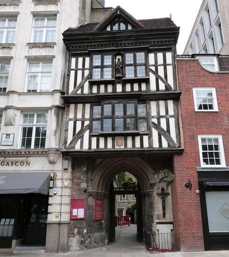 SAINT BARTHOLOMEW THE GREAT. Acceso desde Plaza Smithfield ROMÁNICO EN LONDRES. SAINT BARTHOLOMEW THE GREAT. Acceso desde Plaza Smithfield