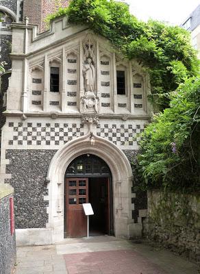 ROMÁNICO EN LONDRES. SAINT BARTHOLOMEW THE GREAT. Acceso al templo