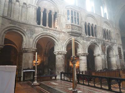 SAINT BARTHOLOMEW THE GREAT. Arcos lateral nave ROMÁNICO EN LONDRES. SAINT BARTHOLOMEW THE GREAT. Arcos lateral nave