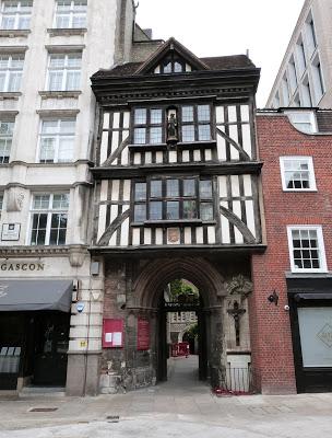 SAINT BARTHOLOMEW THE GREAT. Acceso desde la Plaza Smithfield ROMÁNICO EN LONDRES. SAINT BARTHOLOMEW THE GREAT. Acceso desde la Plaza Smithfield