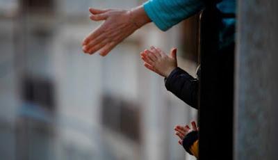 La España encerrada canta y resiste, “erguida frente a todo”.