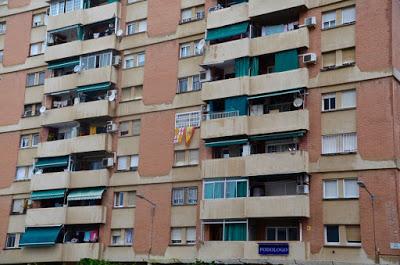 La España encerrada canta y resiste, “erguida frente a todo”.