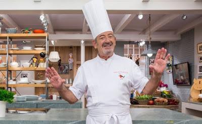 La España encerrada canta y resiste, “erguida frente a todo”.