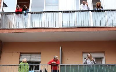 La España encerrada canta y resiste, “erguida frente a todo”.