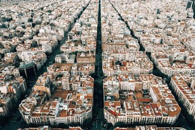 La España encerrada canta y resiste, “erguida frente a todo”.