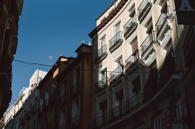 La España encerrada canta y resiste, “erguida frente a todo”.