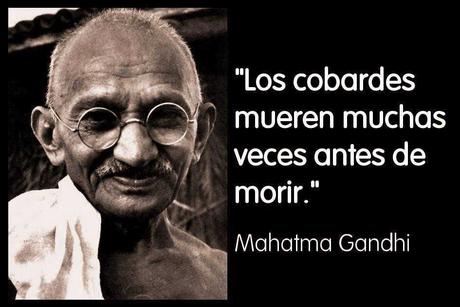 Crónica de una política “existencial” en el país de las “maravillas” que angustiadas se pierden en un callejón sin salida.