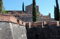 Murallas defensiva de la fortaleza d`Hostalric.