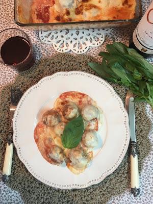 Albóndigas Gratinadas Con Tomate Y Bechamel