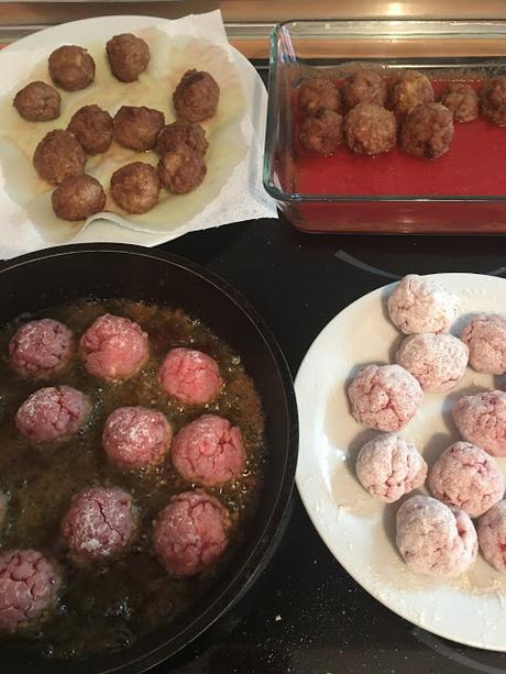 Albóndigas Gratinadas Con Tomate Y Bechamel