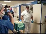 Sanitarios hospital Málaga realizan particular procesión para animar enfermos Covid-19