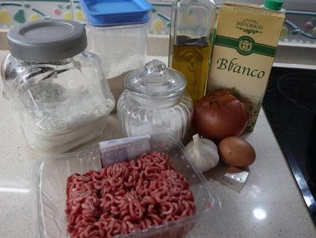 Albóndigas en Salsa con Mycook de Taurus Los ingredientes necesarios para hacer albóndigas caseras con Mycook