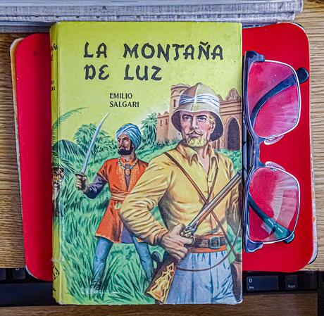 La novela de E.Salgari y unos lentes sirvieron para esta foto.