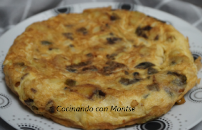 Tortilla de patatas con bacalao y pimientos