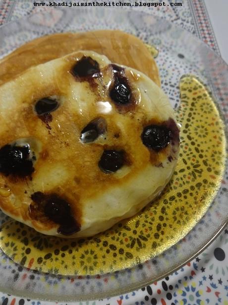 CRÊPES AMÉRICAINES AUX BLEUETS / BLUEBERRY PANCAKES / PANQUEQUES DE ARANDANOS / بانكيك بالتوت الازرق