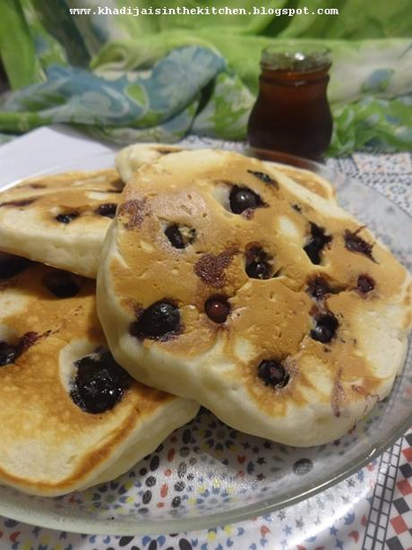 CRÊPES AMÉRICAINES AUX BLEUETS / BLUEBERRY PANCAKES / PANQUEQUES DE ARANDANOS / بانكيك بالتوت الازرق