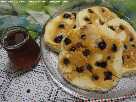 CRÊPES AMÉRICAINES AUX BLEUETS / BLUEBERRY PANCAKES / PANQUEQUES DE ARANDANOS / بانكيك بالتوت الازرق