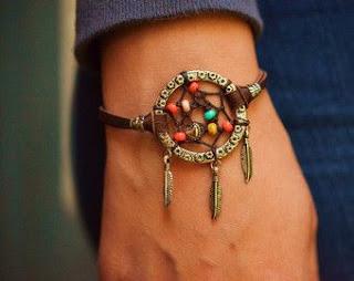 Haz hermosas pulseras con atrapasueños de colores
