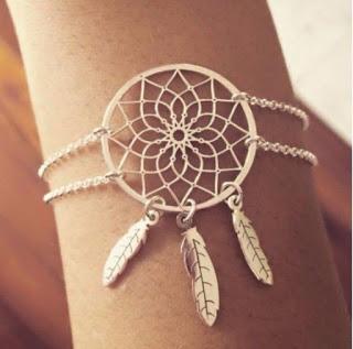 Haz hermosas pulseras con atrapasueños de colores