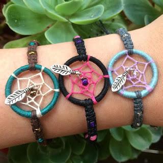 Haz hermosas pulseras con atrapasueños de colores