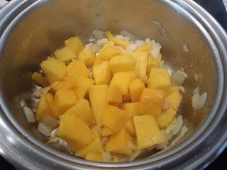 SALMON Y GAMBAS CON SALSA DE MANGO, COCO Y RON