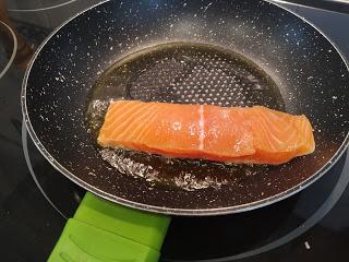 SALMON Y GAMBAS CON SALSA DE MANGO, COCO Y RON