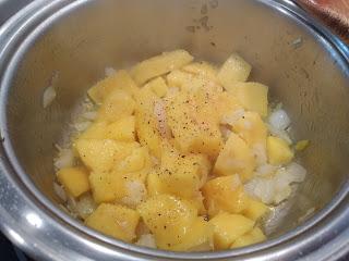 SALMON Y GAMBAS CON SALSA DE MANGO, COCO Y RON