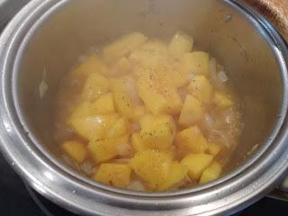 SALMON Y GAMBAS CON SALSA DE MANGO, COCO Y RON