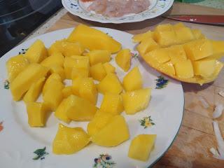 SALMON Y GAMBAS CON SALSA DE MANGO, COCO Y RON