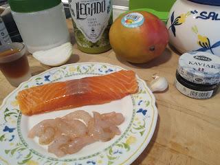 SALMON Y GAMBAS CON SALSA DE MANGO, COCO Y RON