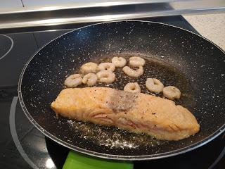 SALMON Y GAMBAS CON SALSA DE MANGO, COCO Y RON